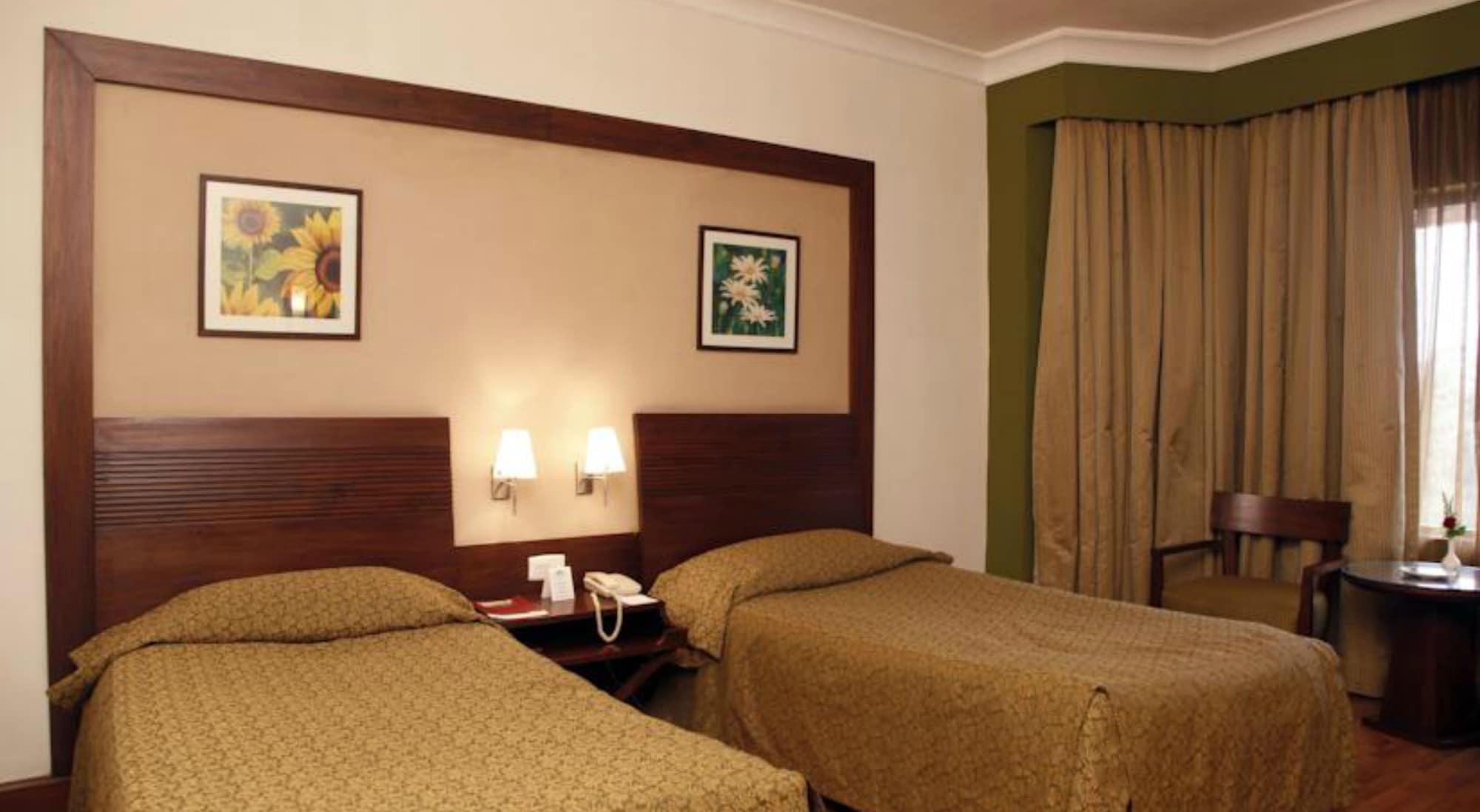 The Retreat Hotel & Convention Centre Bombay Extérieur photo