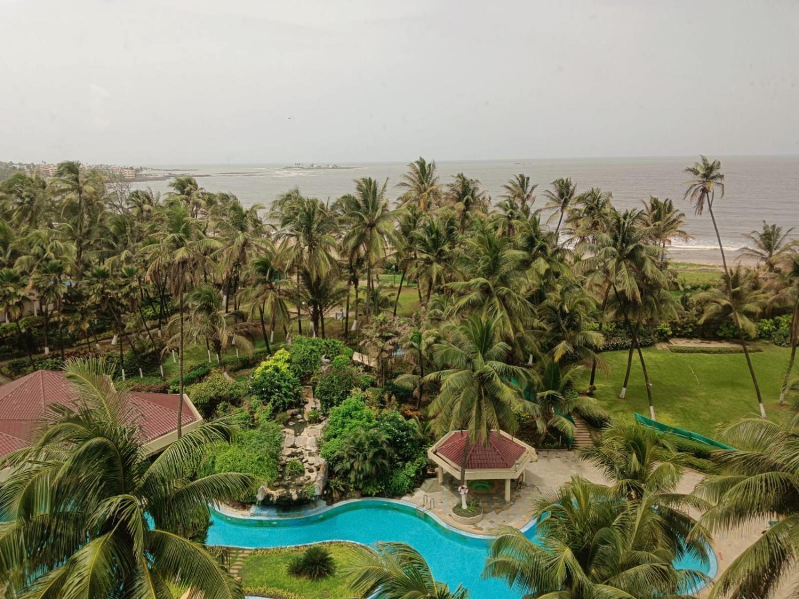 The Retreat Hotel & Convention Centre Bombay Extérieur photo
