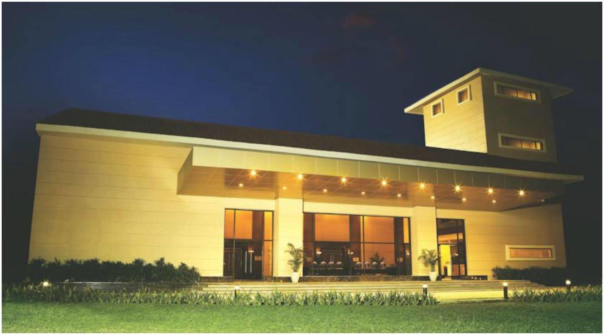 The Retreat Hotel & Convention Centre Bombay Extérieur photo