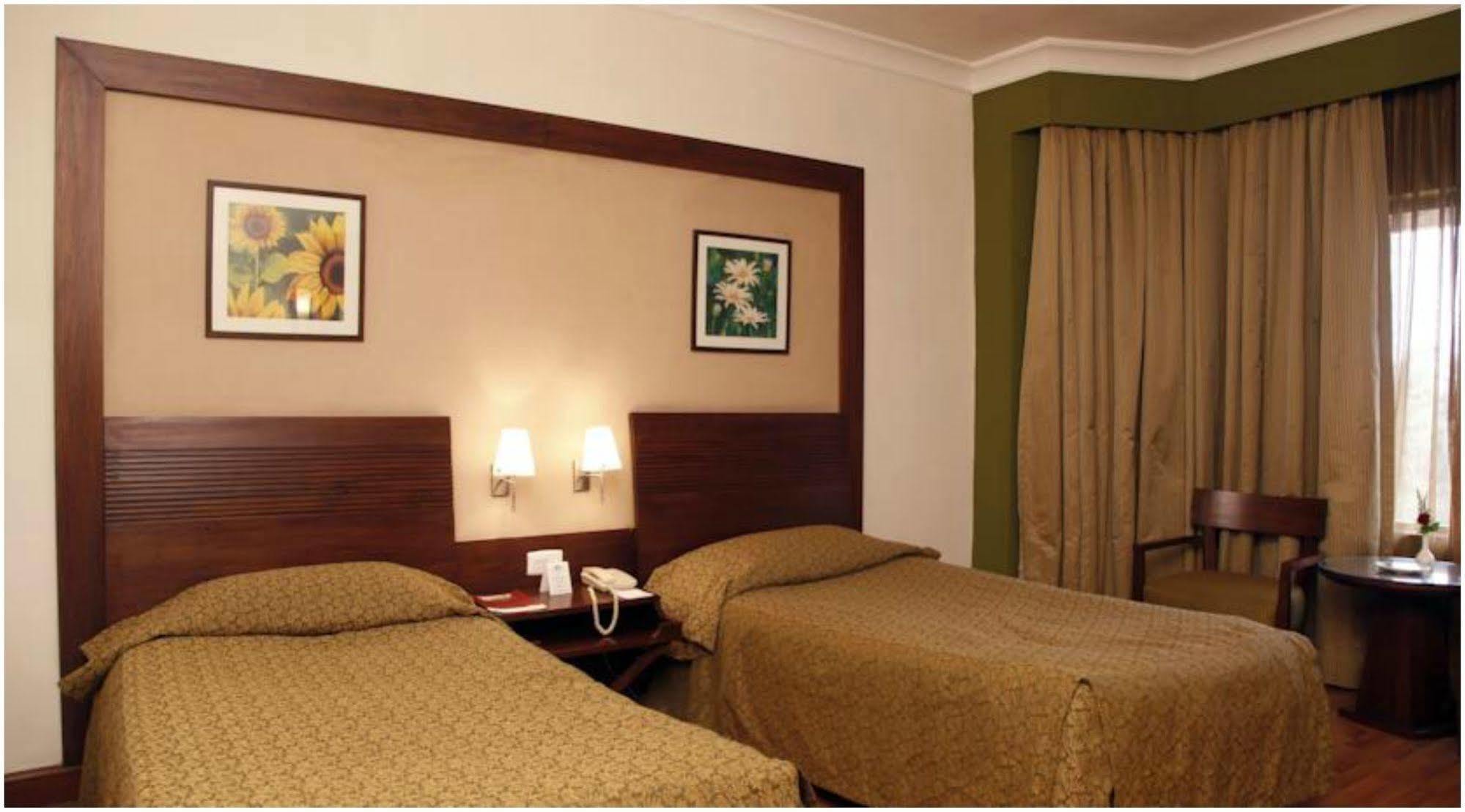 The Retreat Hotel & Convention Centre Bombay Extérieur photo