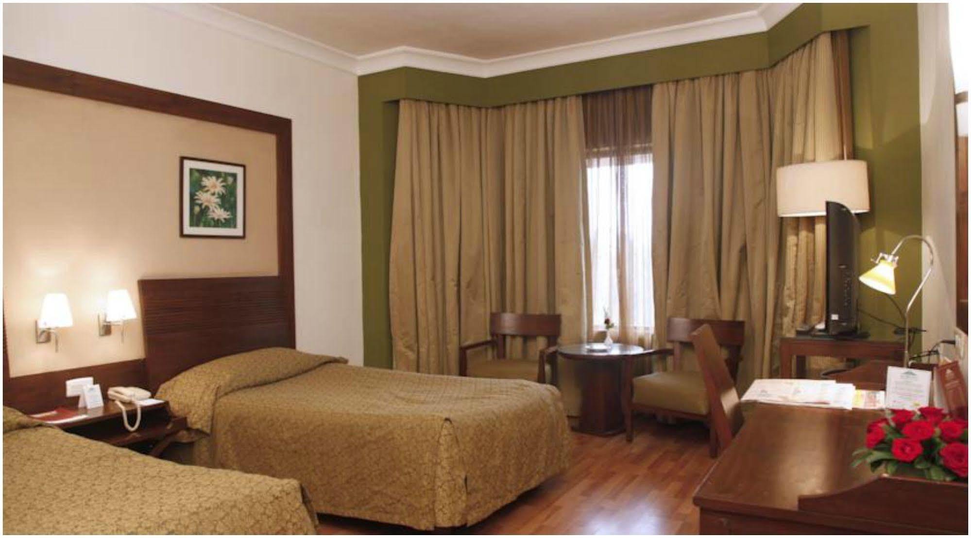 The Retreat Hotel & Convention Centre Bombay Extérieur photo