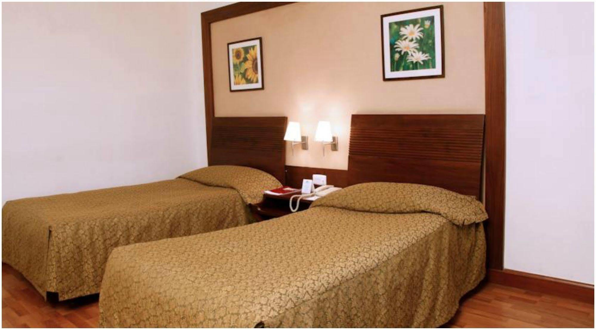 The Retreat Hotel & Convention Centre Bombay Extérieur photo