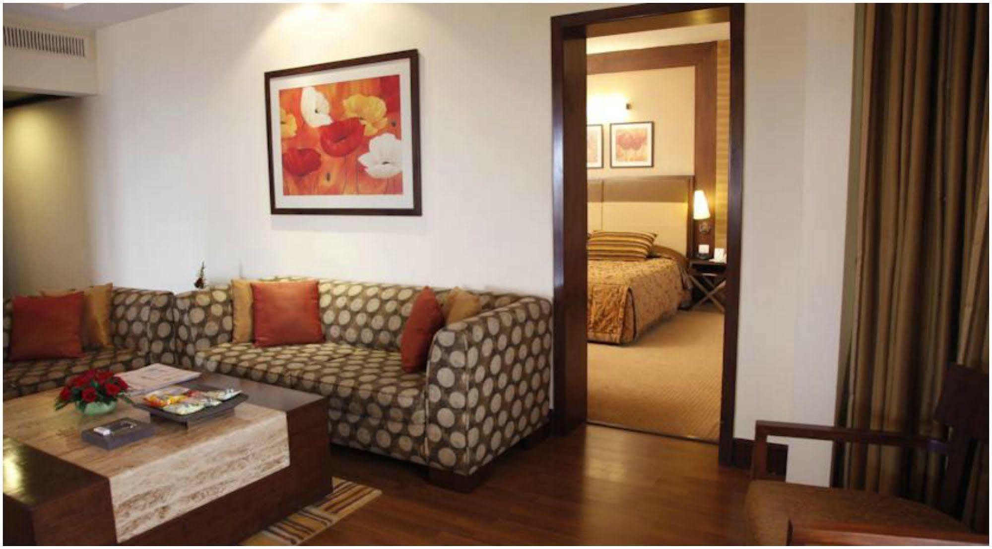 The Retreat Hotel & Convention Centre Bombay Extérieur photo