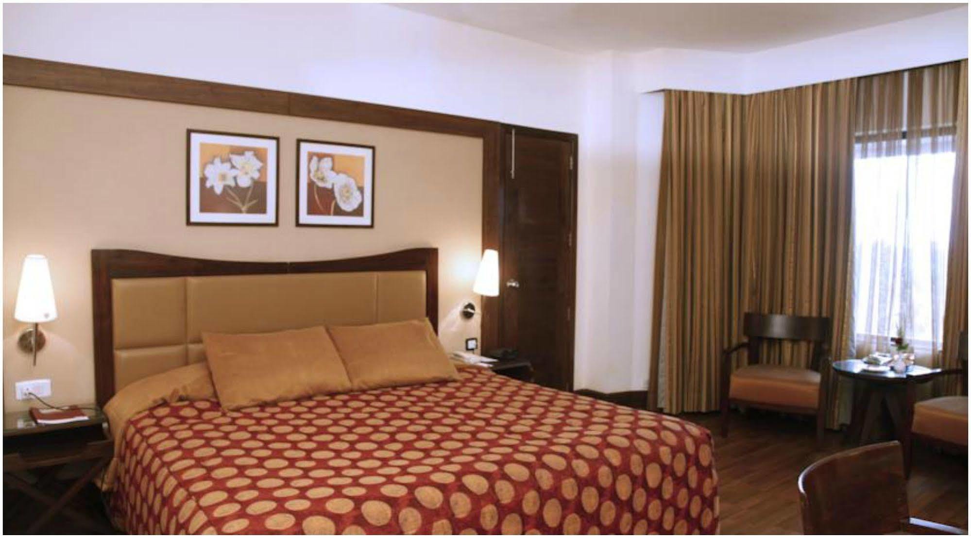 The Retreat Hotel & Convention Centre Bombay Extérieur photo