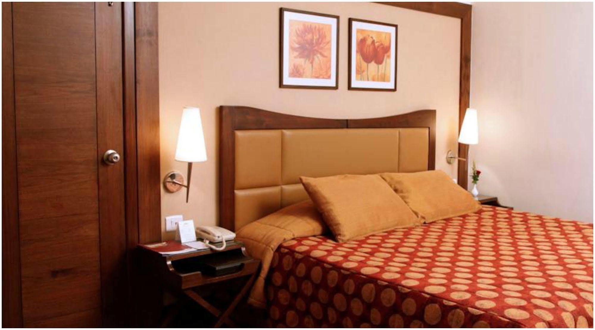 The Retreat Hotel & Convention Centre Bombay Extérieur photo