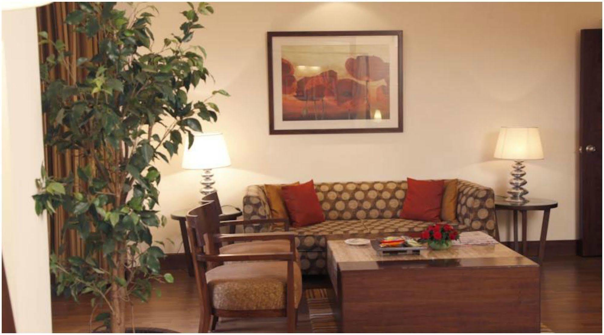 The Retreat Hotel & Convention Centre Bombay Extérieur photo