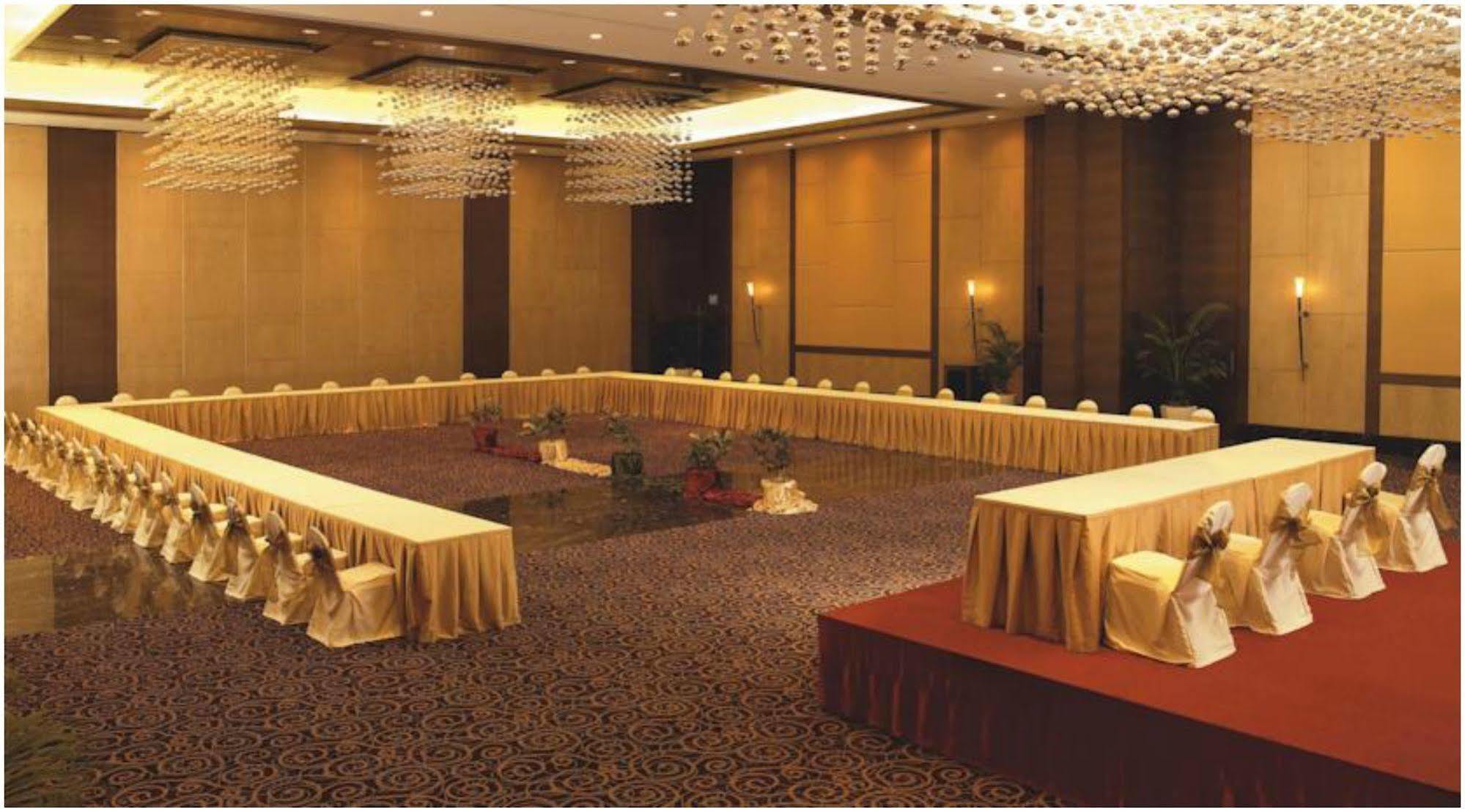 The Retreat Hotel & Convention Centre Bombay Extérieur photo