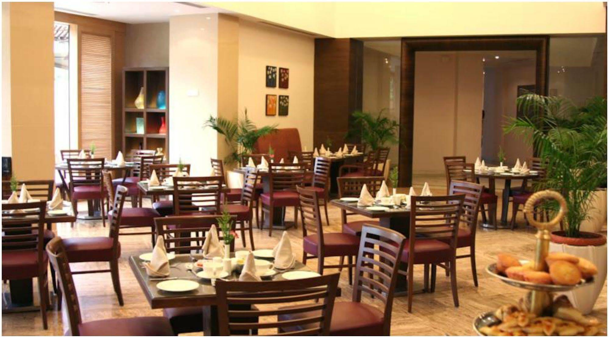 The Retreat Hotel & Convention Centre Bombay Extérieur photo
