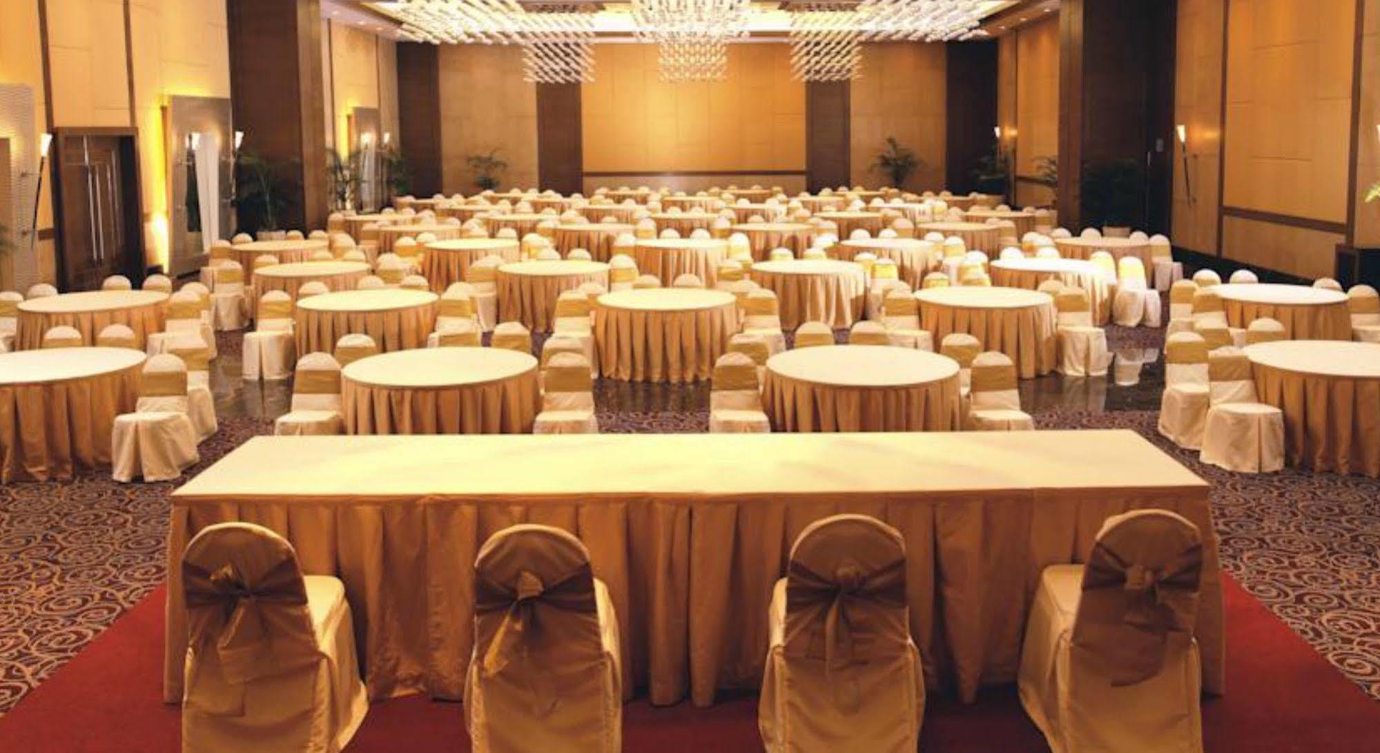 The Retreat Hotel & Convention Centre Bombay Extérieur photo